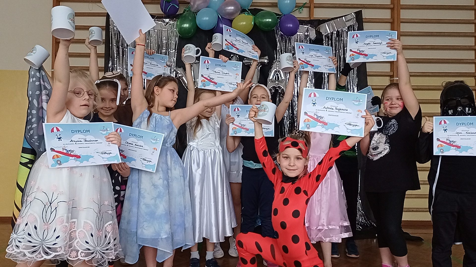 Dzieci w przedszkolu na zajęciach ruchowych