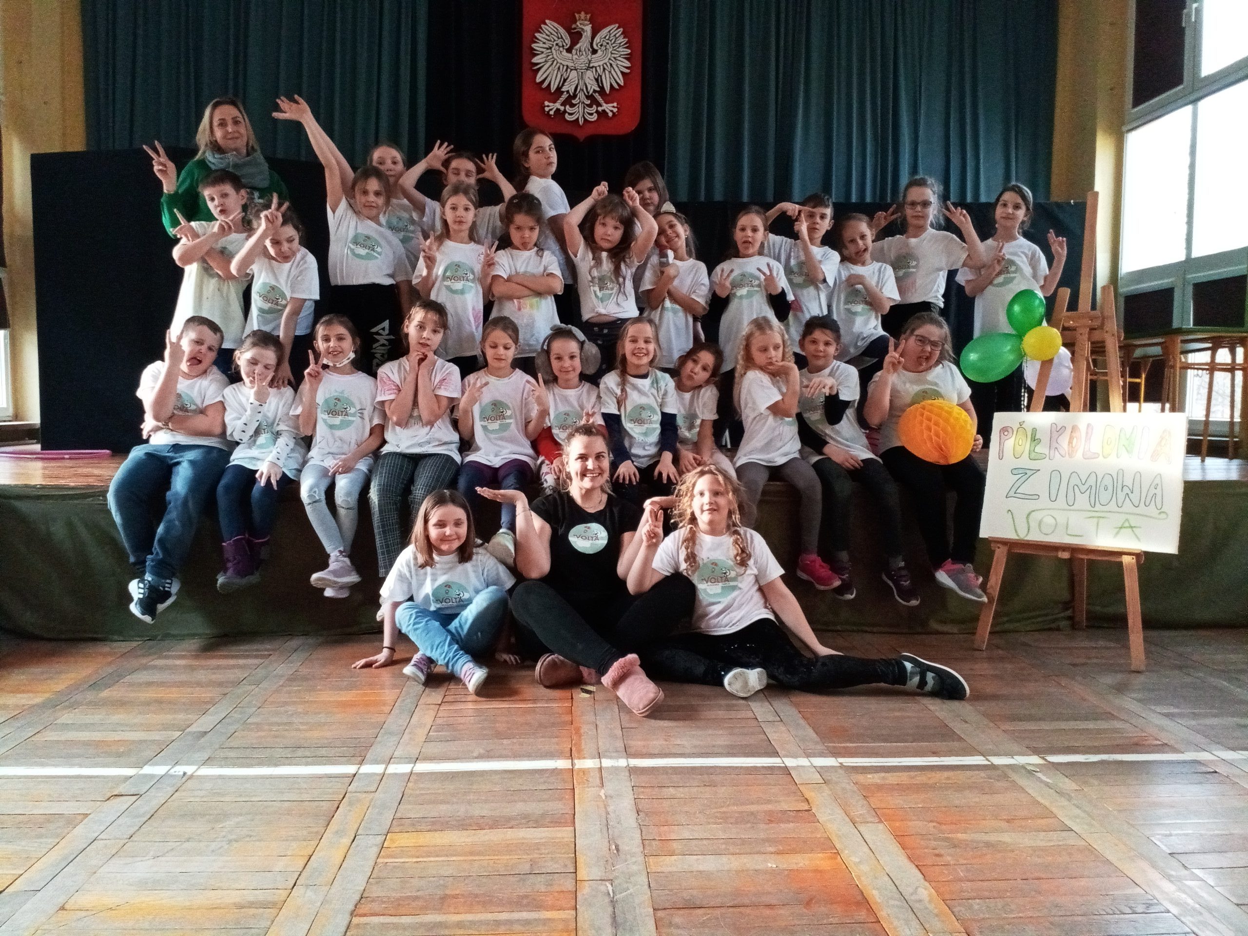 Grupa przedszkolna podczas tańca